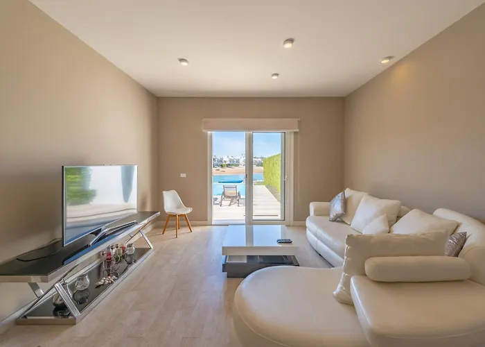 Villa Ollystays Luxury 4br Villa, Heated Pool, Joubal Lagoon View ! *
