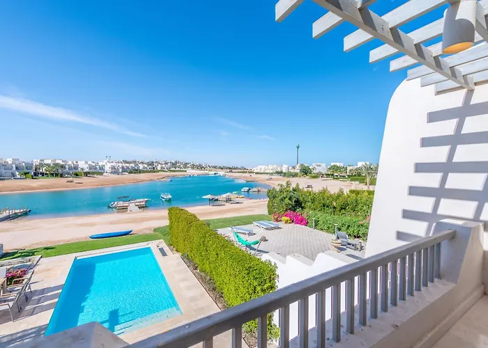 Ollystays Luxury 4br Villa, Heated Pool, Joubal Lagoon View ! Villa Gurdaka