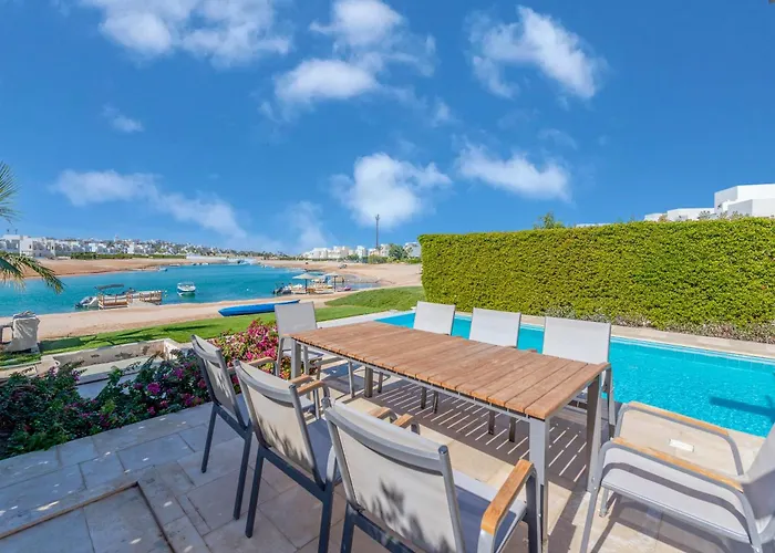 Villa Ollystays Luxury 4br Villa, Heated Pool, Joubal Lagoon View ! Gurdaka